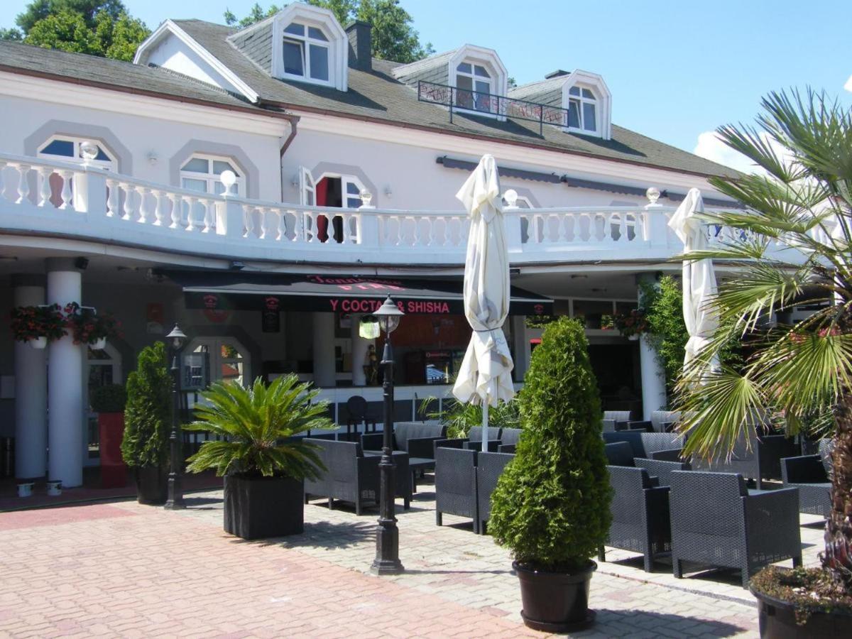 Y Hostel Balatonlelle Bagian luar foto